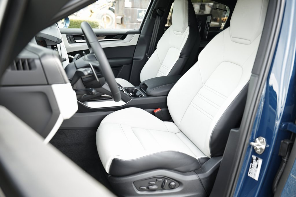 New 2025 Porsche Cayenne Coupe image 5