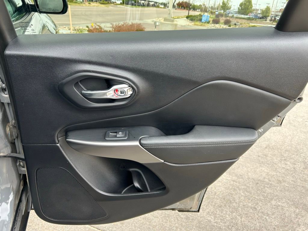 Used 2022 Jeep Cherokee Latitude Lux w/ Sun & Sound Group AWD/4WD image 30