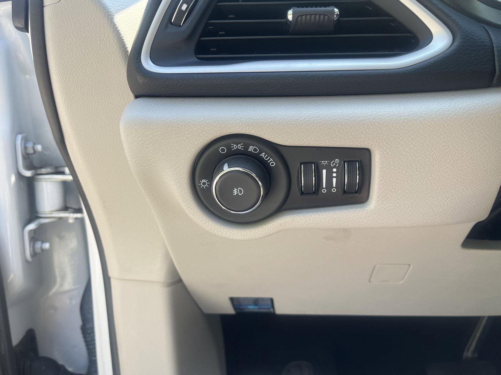 Used 2023 Chrysler Pacifica Touring-L FWD image 29