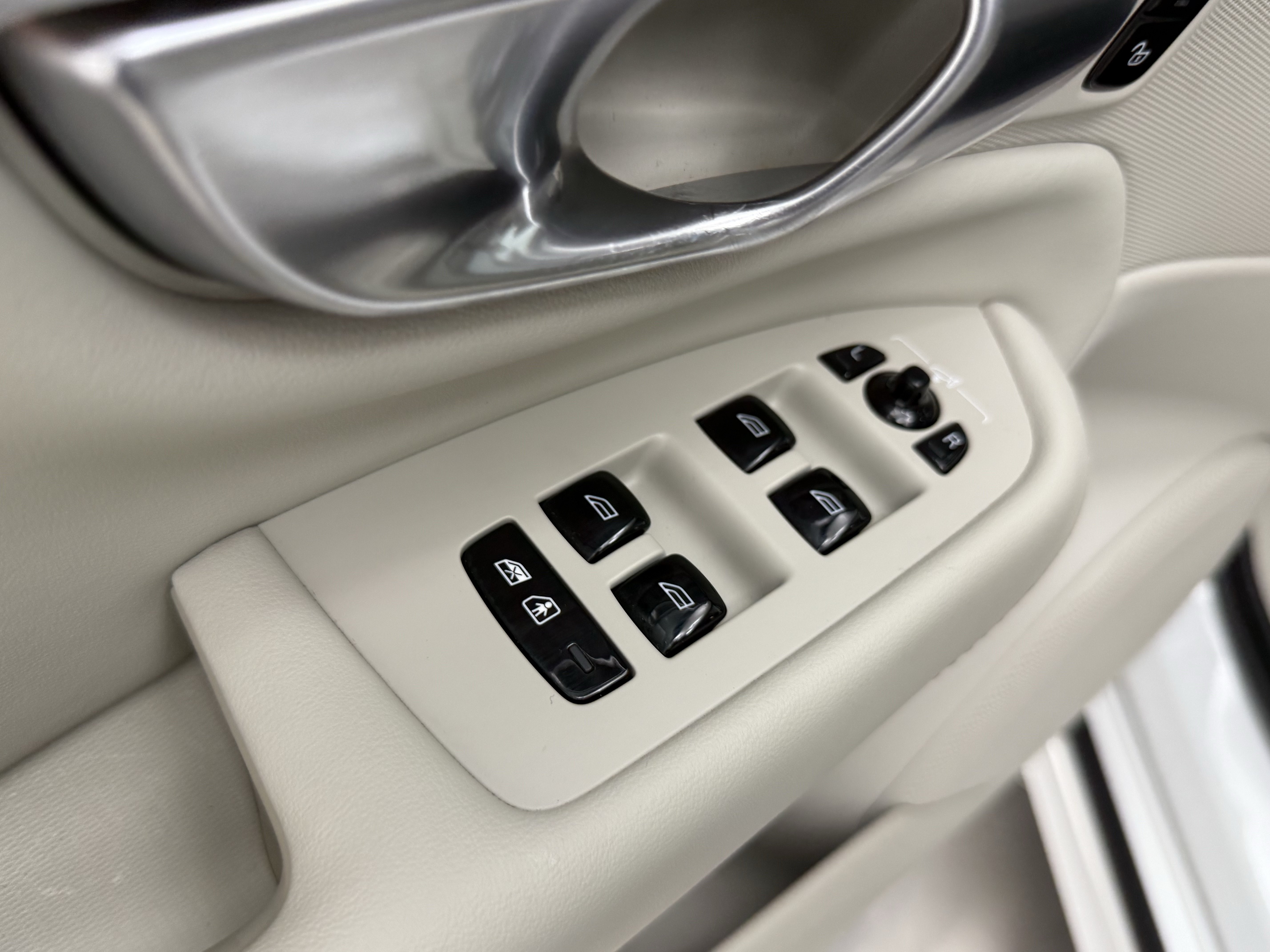 Certified 2024 Volvo XC90 B5 Plus AWD/4WD image 11