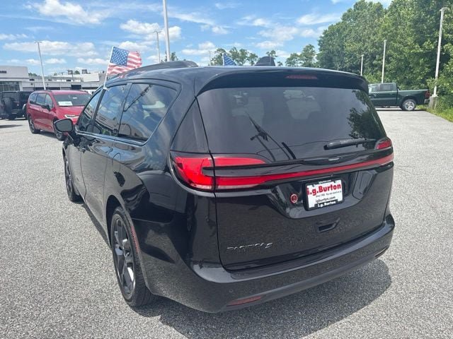 Used 2021 Chrysler Pacifica Touring w/ S Appearance Package FWD image 14
