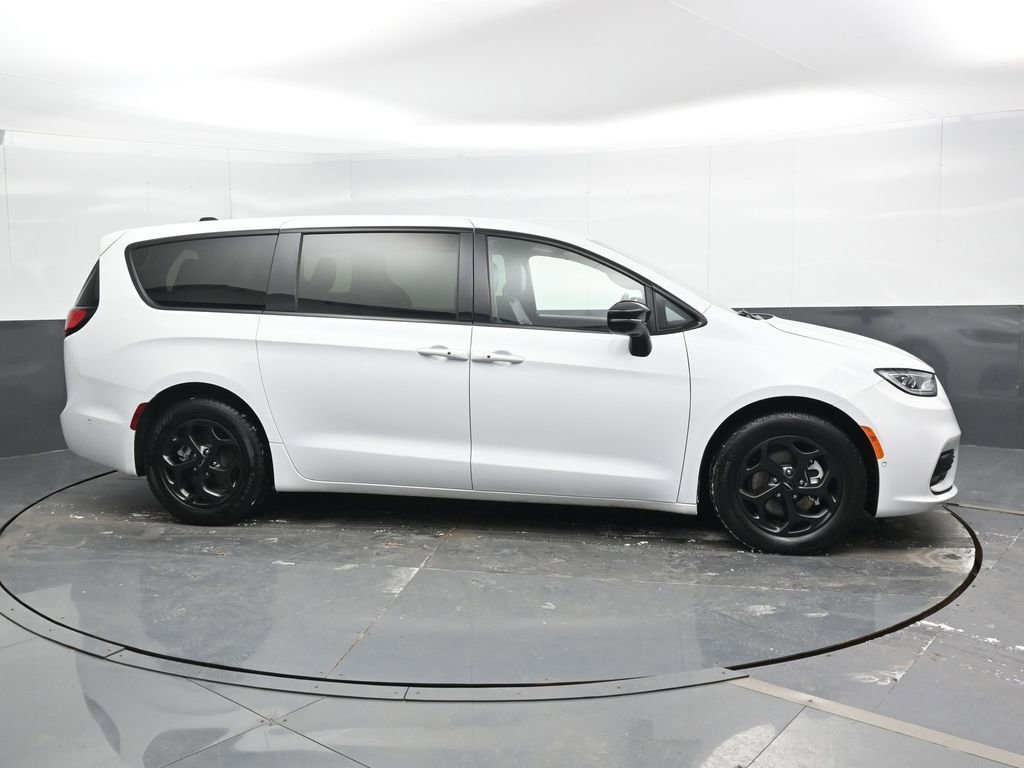 Used 2024 Chrysler Pacifica Select image 3