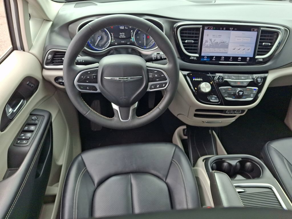 Used 2024 Chrysler Pacifica Touring-L FWD image 11