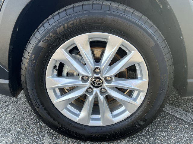 Used 2025 Toyota Corolla Cross LE image 32