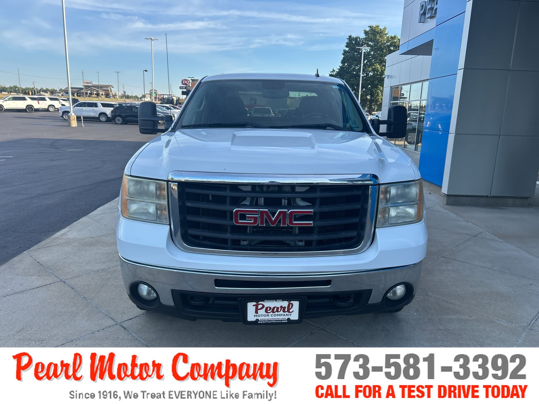 Used 2009 GMC Sierra 2500 SLE w/ Convenience Package AWD/4WD image 2