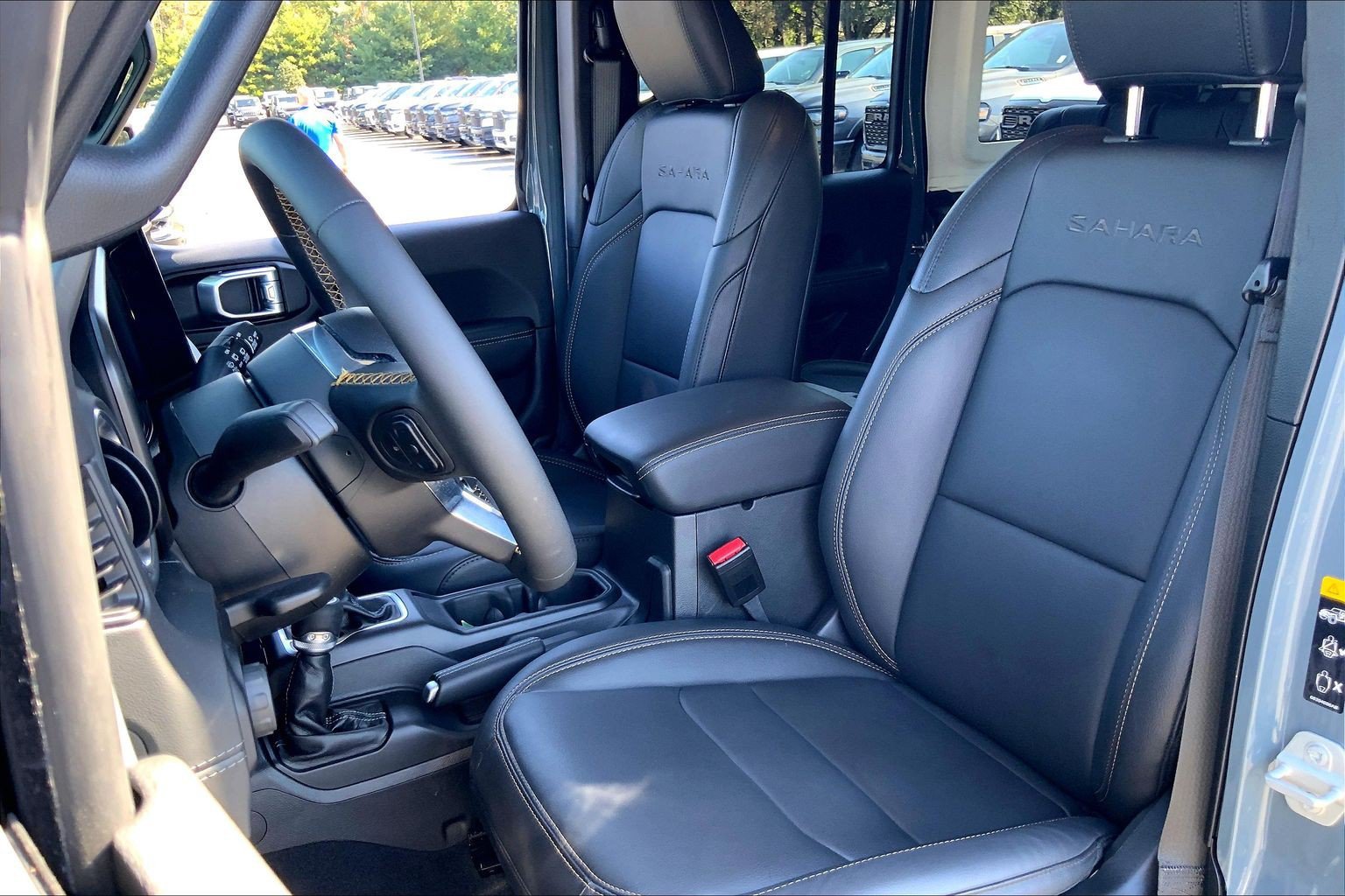Used 2024 Jeep Wrangler Unlimited Sahara w/ Technology Group AWD/4WD image 8