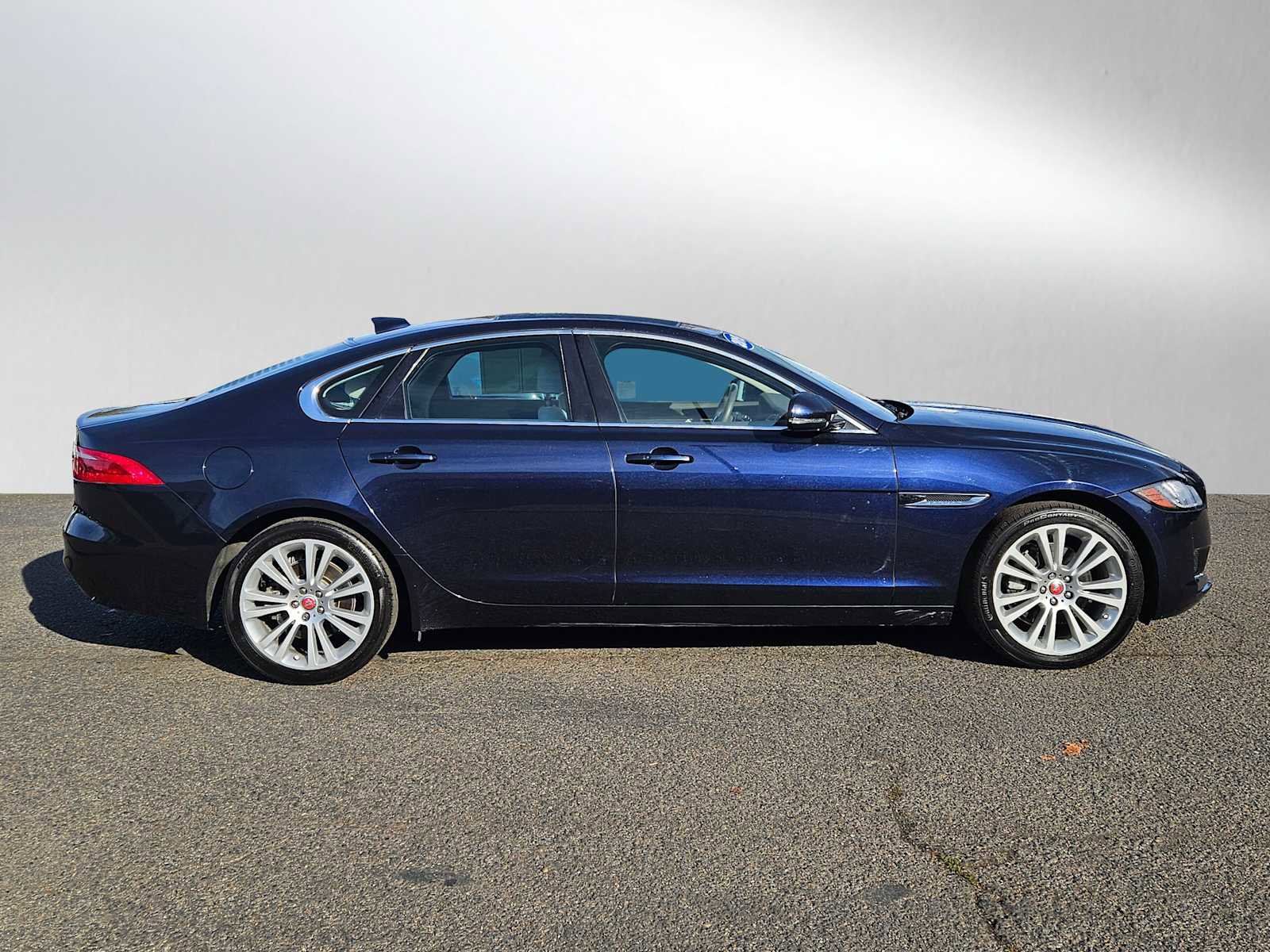 Used 2019 Jaguar XF Prestige image 4