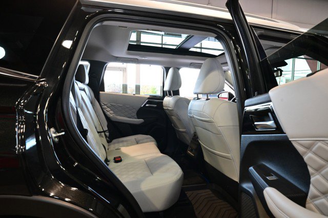 Used 2024 Mitsubishi Outlander SEL Black Edition image 27