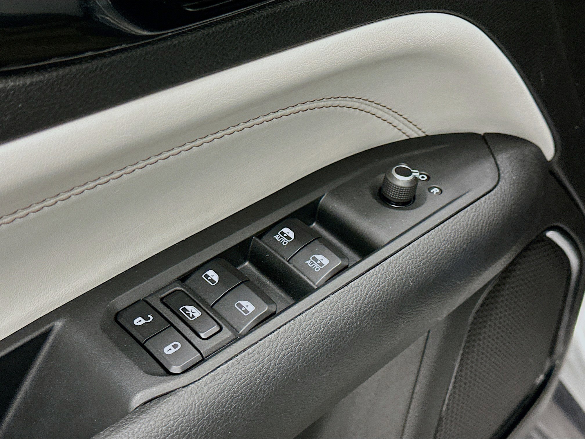 Used 2025 Jeep Compass Limited image 15