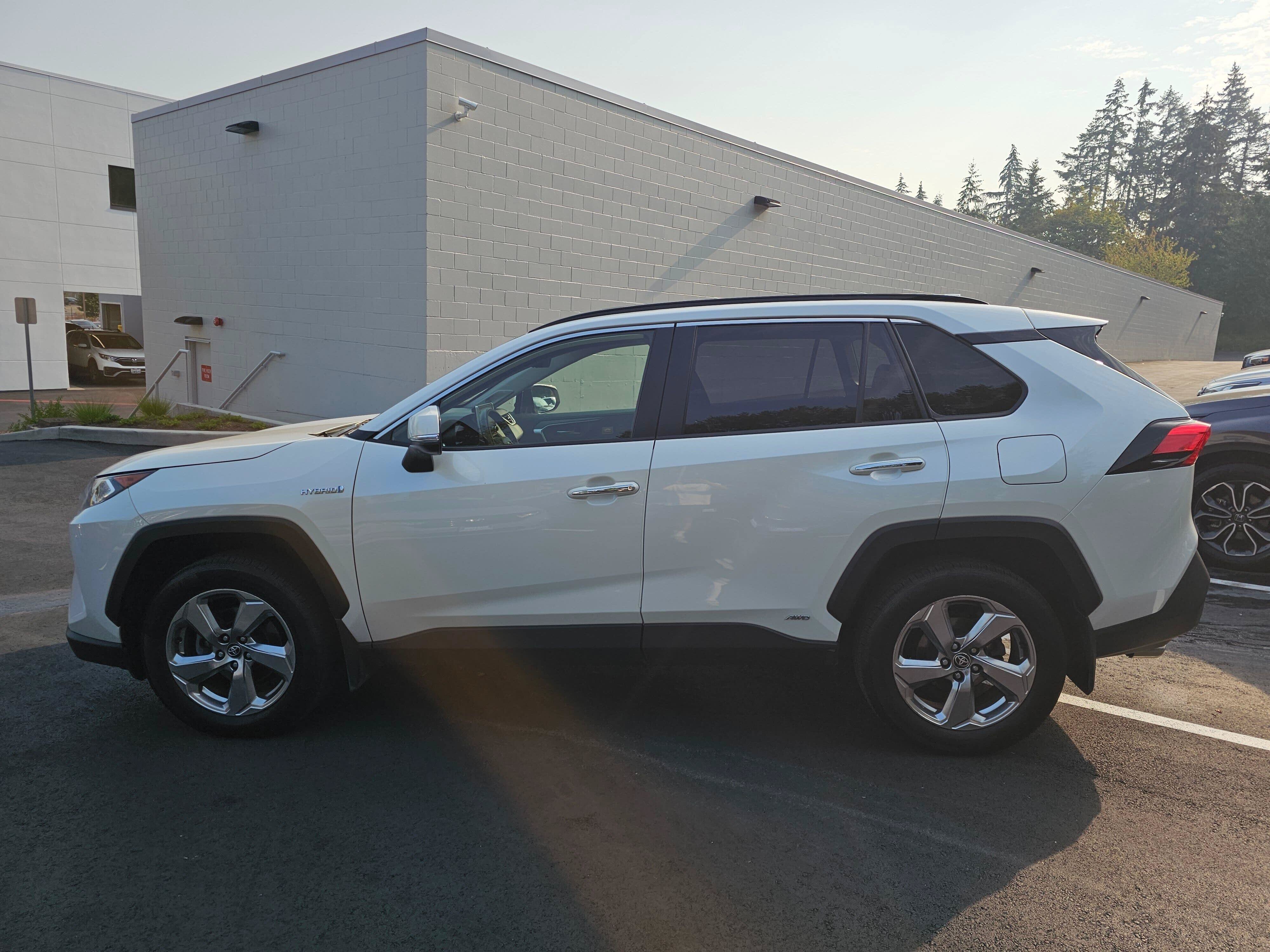 Used 2020 Toyota RAV4 Limited AWD/4WD image 4