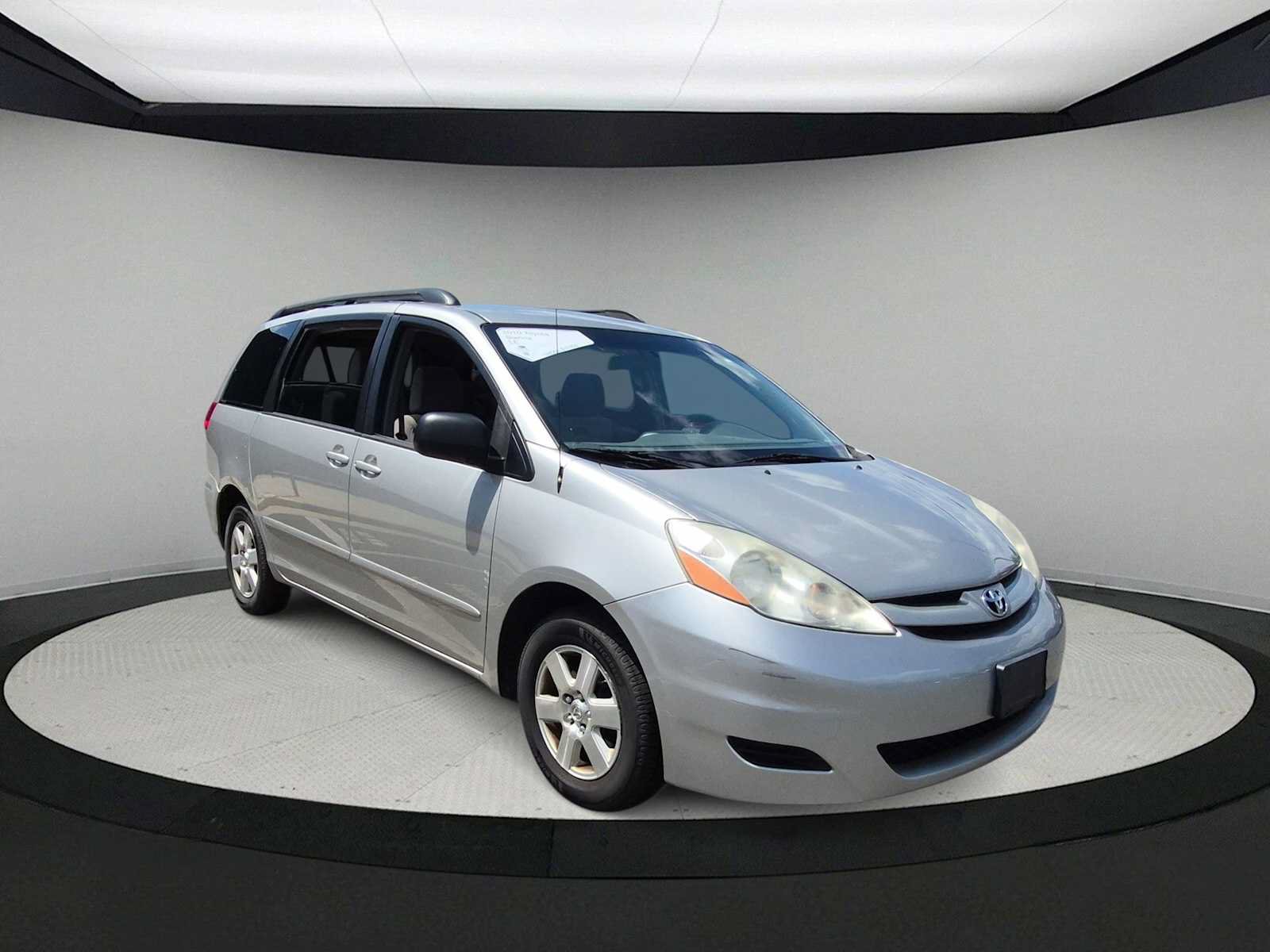 Used 2010 Toyota Sienna LE FWD image 2