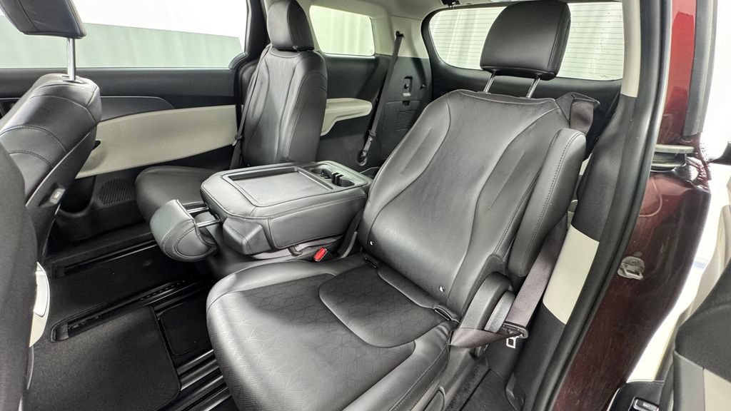 Used 2024 Kia Carnival LX FWD image 12