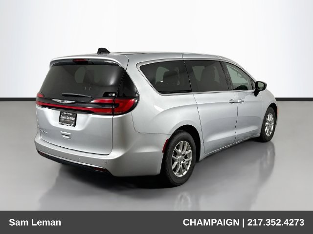 Used 2024 Chrysler Pacifica Touring-L FWD image 7