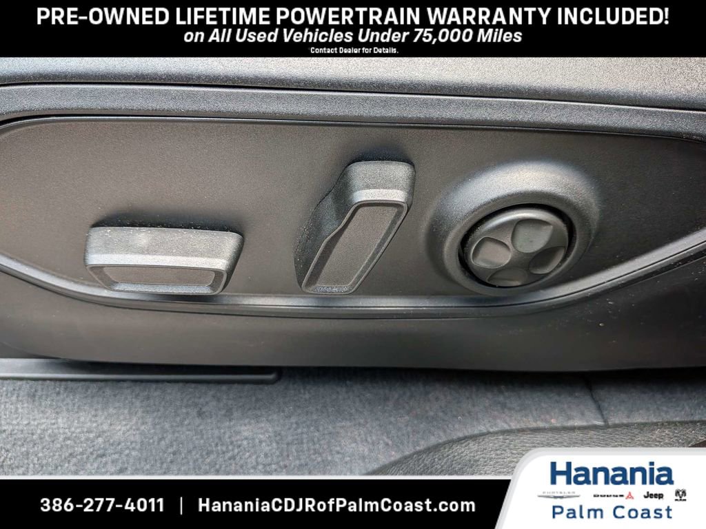 Used 2023 Jeep Grand Cherokee Laredo AWD/4WD image 17