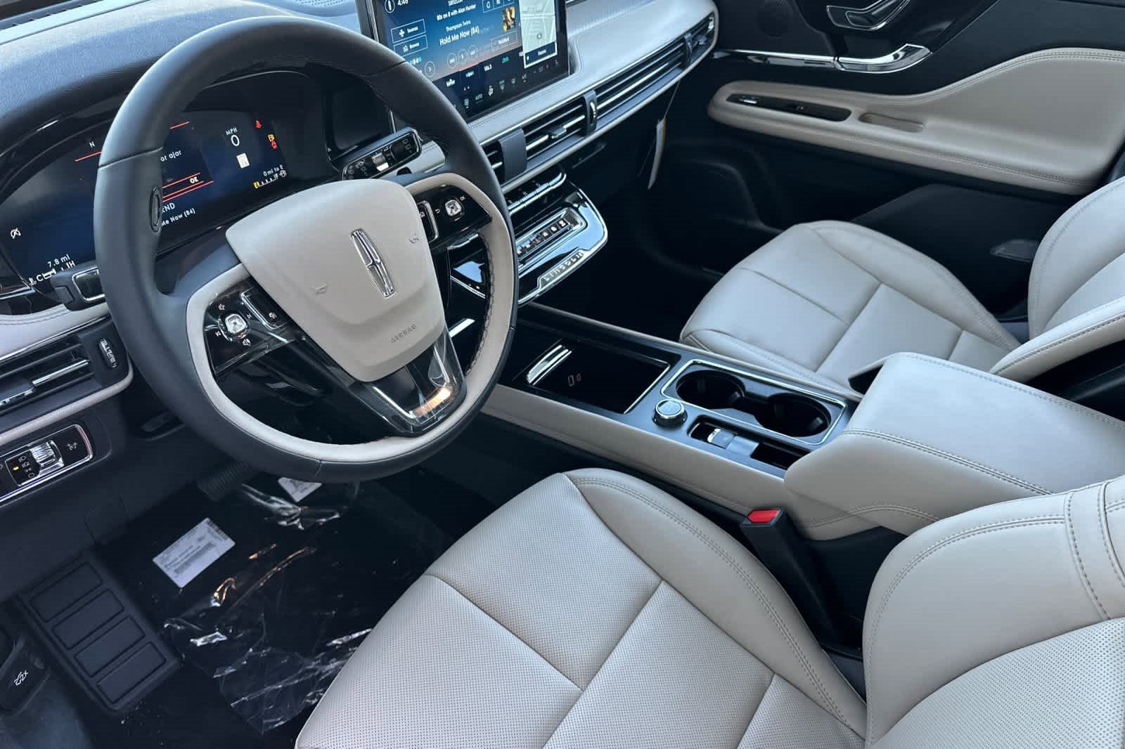 Used 2025 Lincoln Corsair Premiere w/ Equipment Group 101A image 12