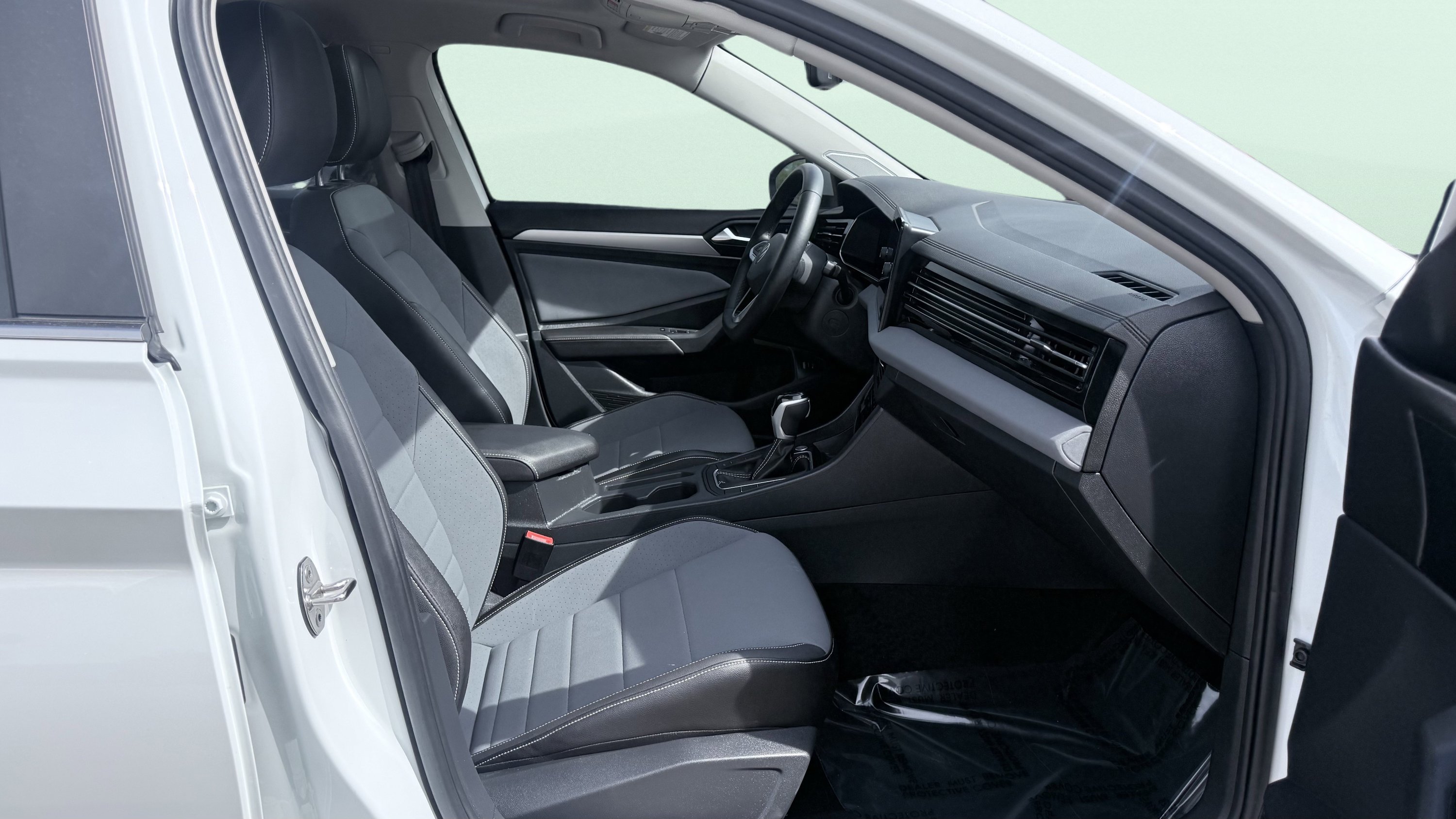 Used 2025 Volkswagen Jetta SE FWD image 41