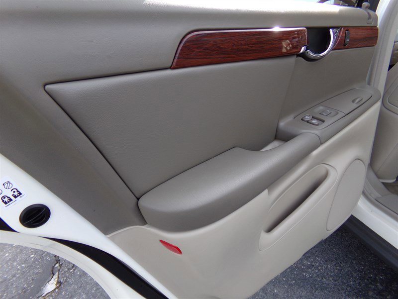Used 2003 Cadillac De Ville Sedan w/ Comfort & Convenience Package image 74