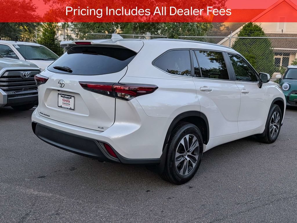 Used 2024 Toyota Highlander XLE FWD image 5