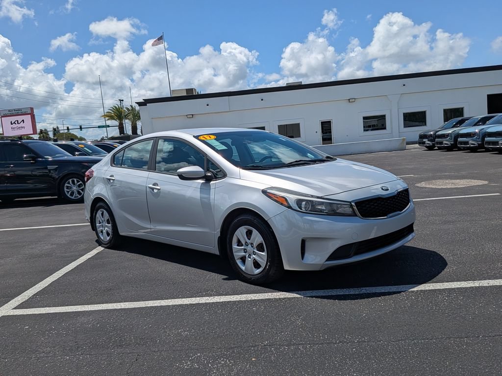 Used 2017 Kia Forte LX FWD image 3