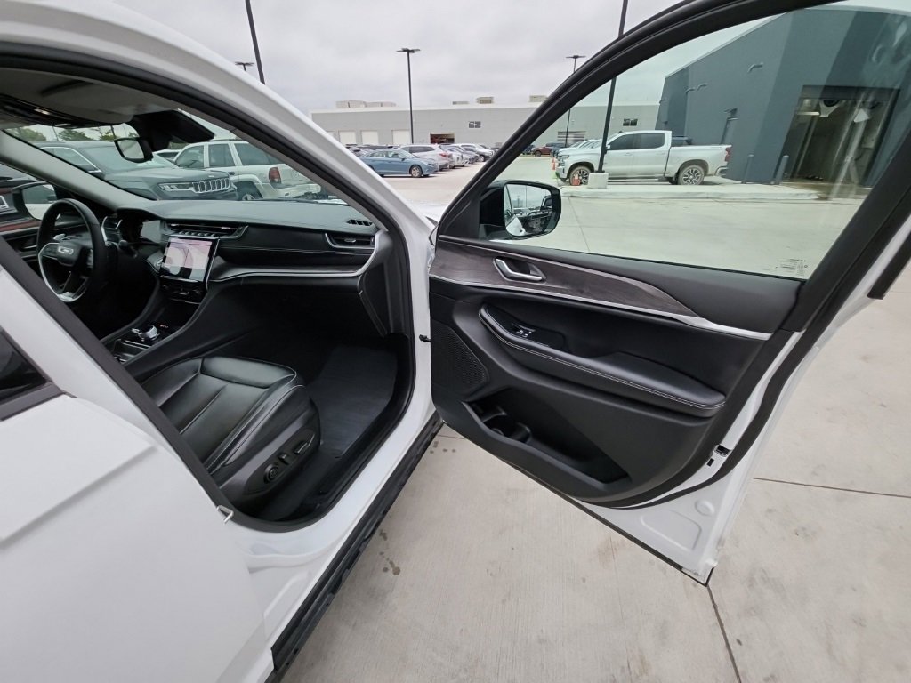 Used 2024 Jeep Grand Cherokee Limited image 10