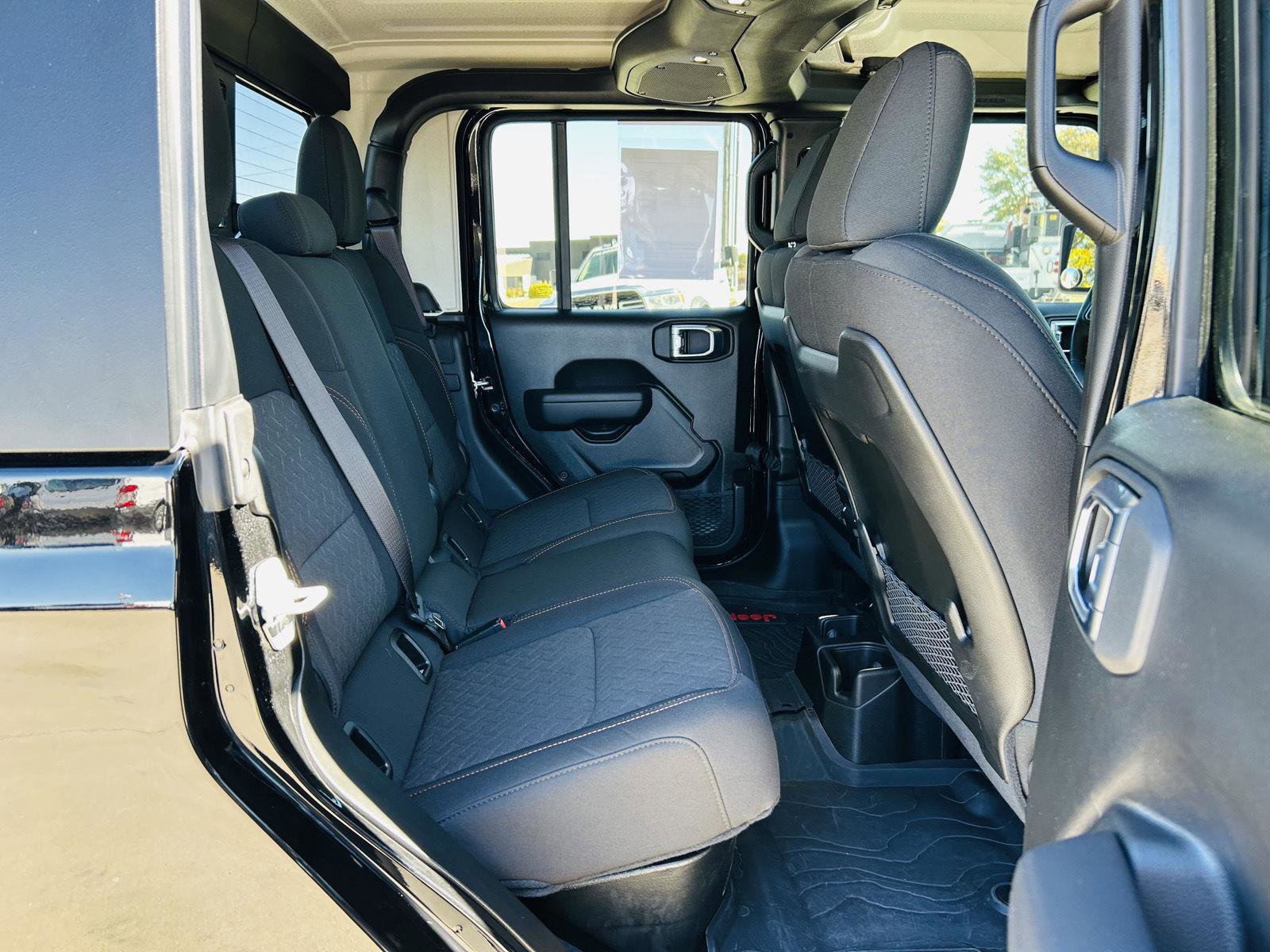 Used 2024 Jeep Gladiator Mojave w/ Technology Group image 29