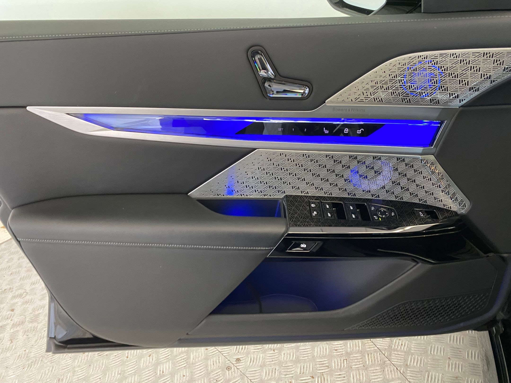 Used 2025 BMW 760i xDrive w/ Executive Package image 23