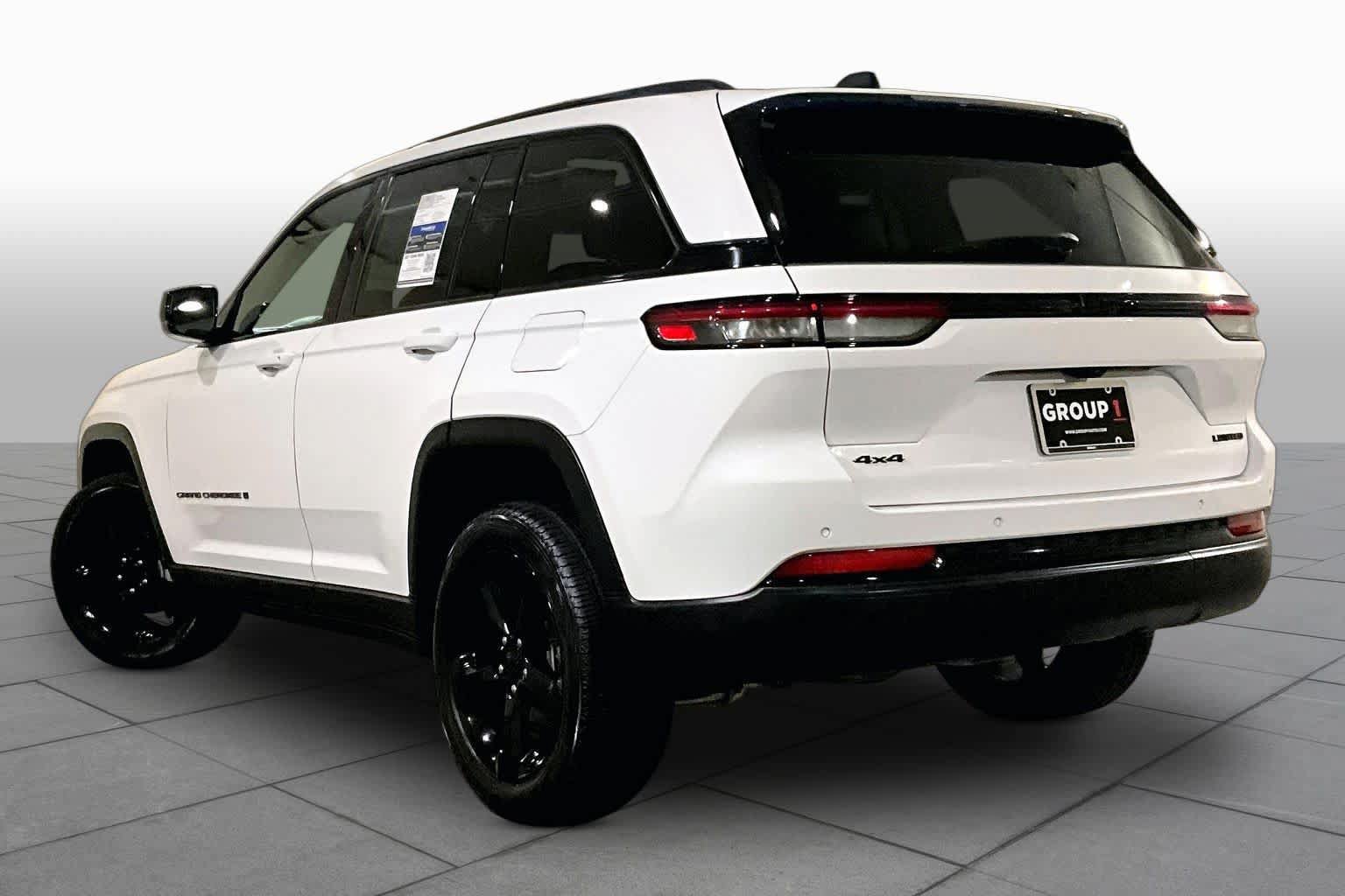 Used 2024 Jeep Grand Cherokee Limited w/ Black Appearance Package AWD/4WD image 11