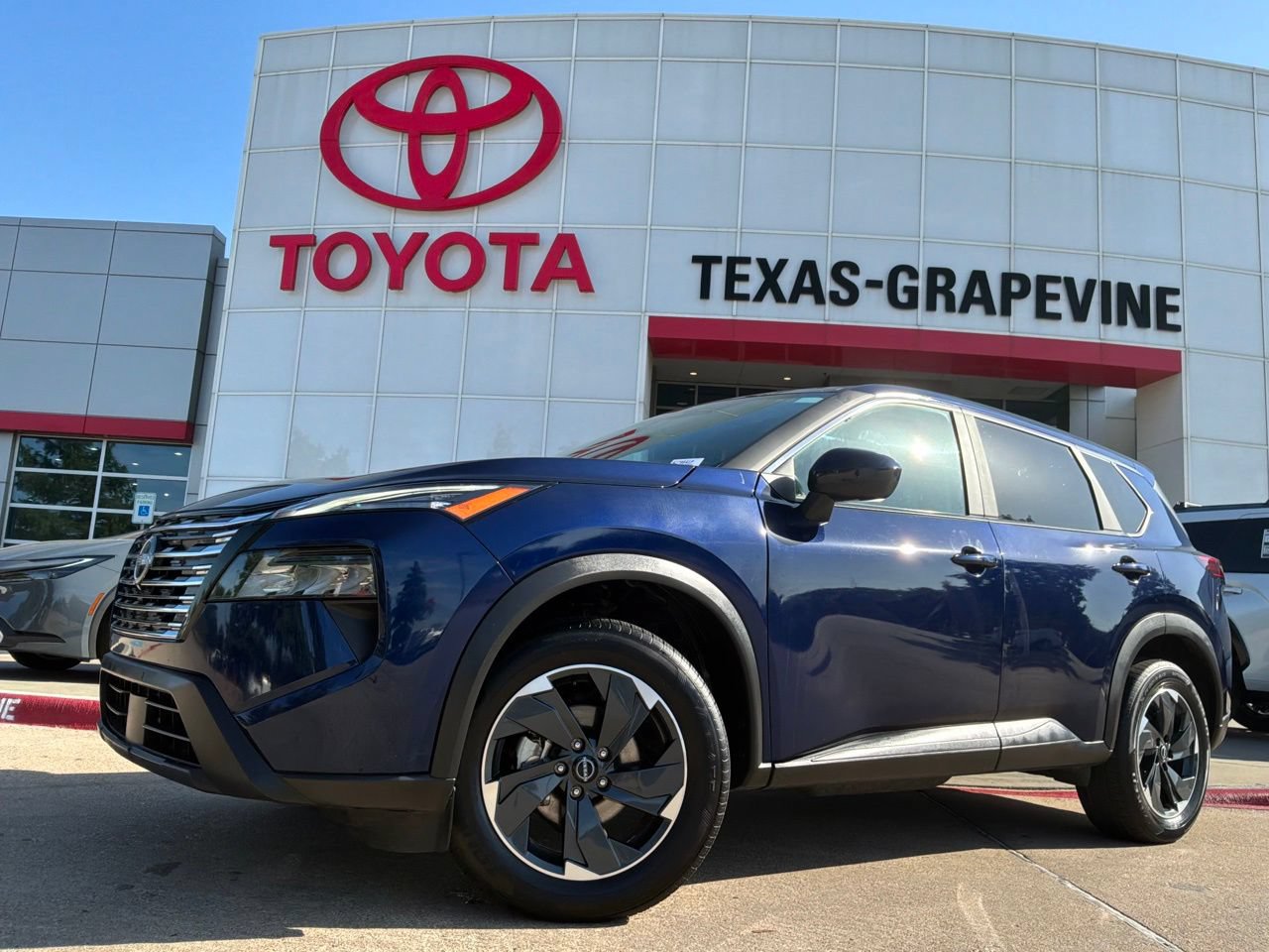 Used 2025 Nissan Rogue SV FWD image 2