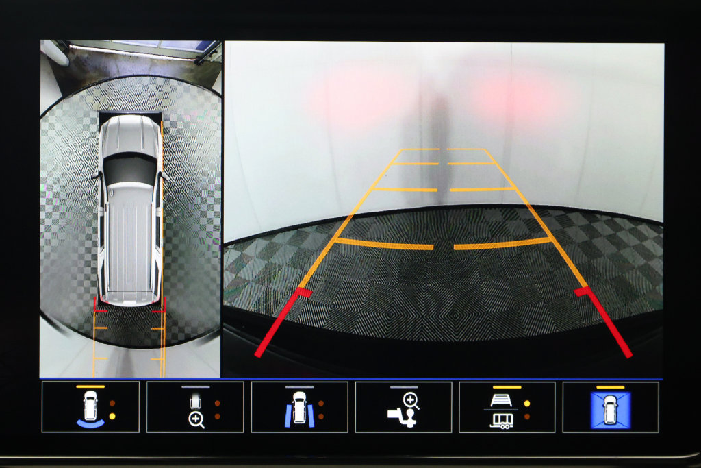 Used 2023 GMC Yukon XL Denali RWD image 32