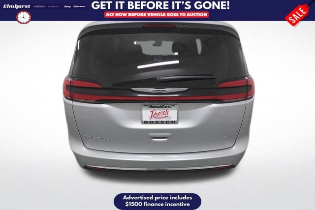 Used 2024 Chrysler Pacifica Touring-L image 4