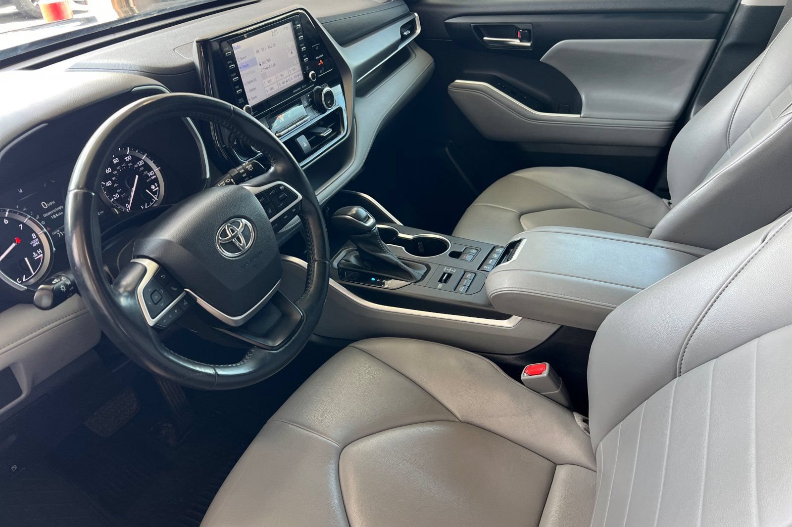 Used 2022 Toyota Highlander XLE AWD/4WD image 7