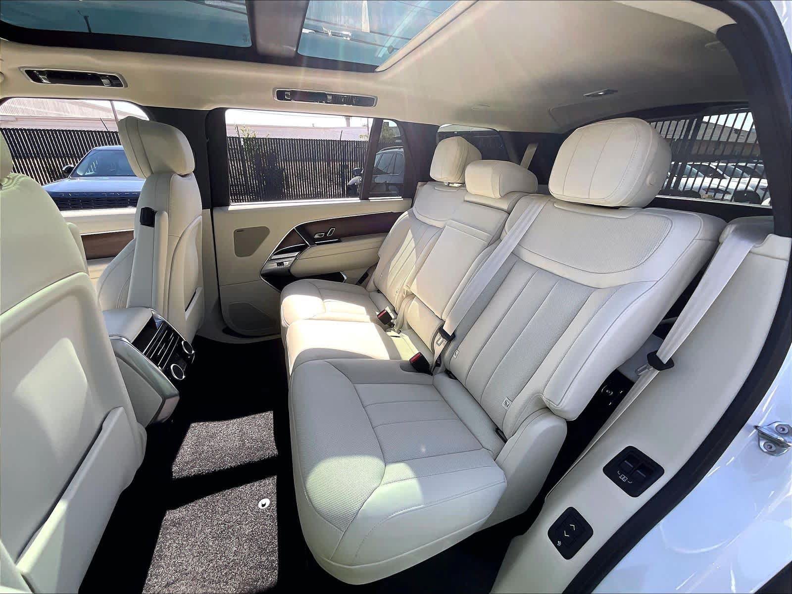 New 2026 Land Rover Range Rover Long Wheelbase SE AWD/4WD image 12