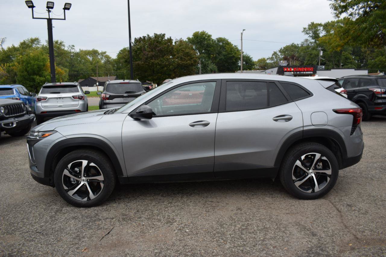 Used 2026 Chevrolet Trax RS w/ Sunroof Package FWD image 11