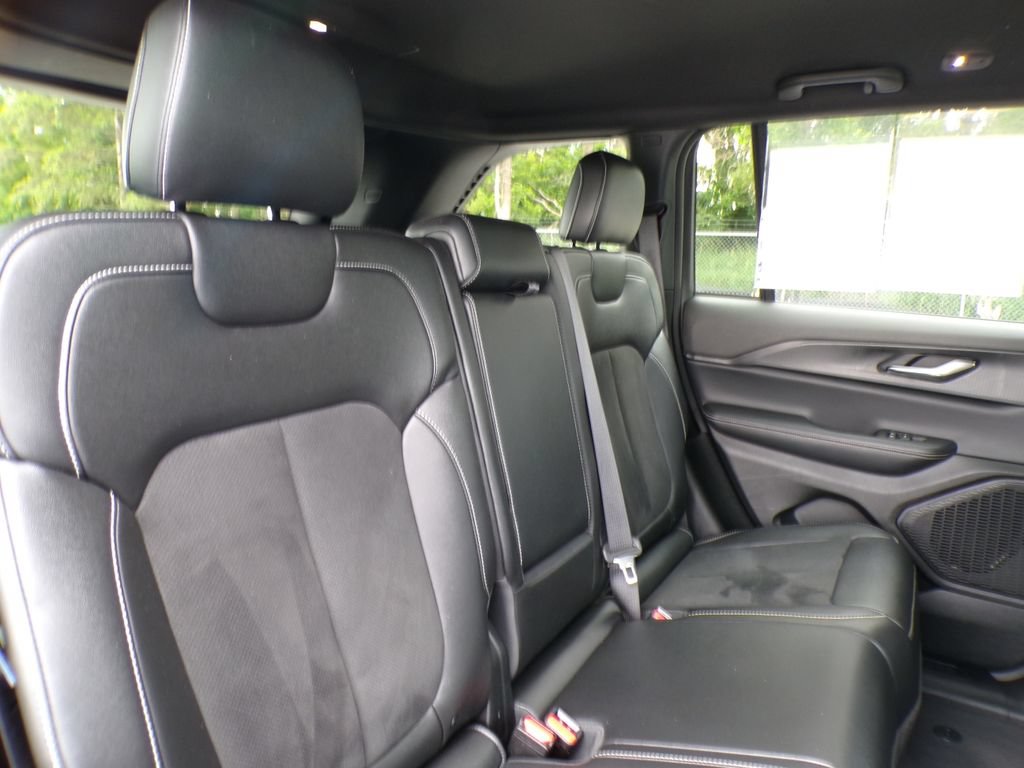 Used 2024 Jeep Grand Cherokee Altitude AWD/4WD image 18