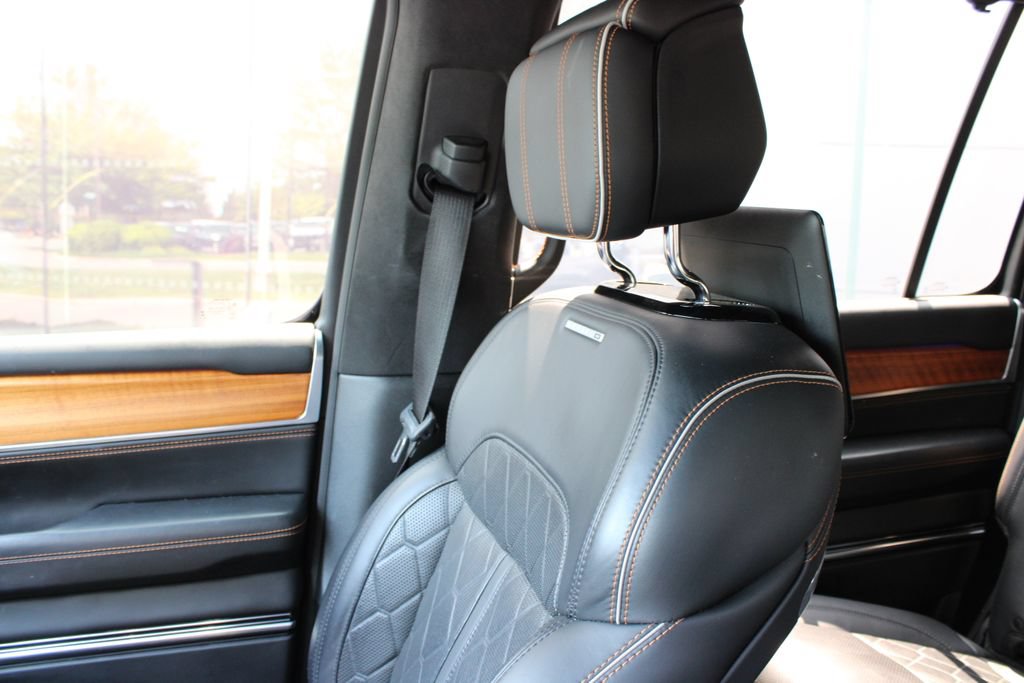 Used 2022 Jeep Grand Wagoneer Series III w/ Rear Seat Video Group 1 AWD/4WD image 9