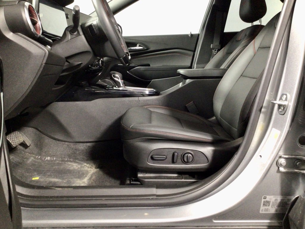 Used 2025 Chevrolet Trax RS image 15