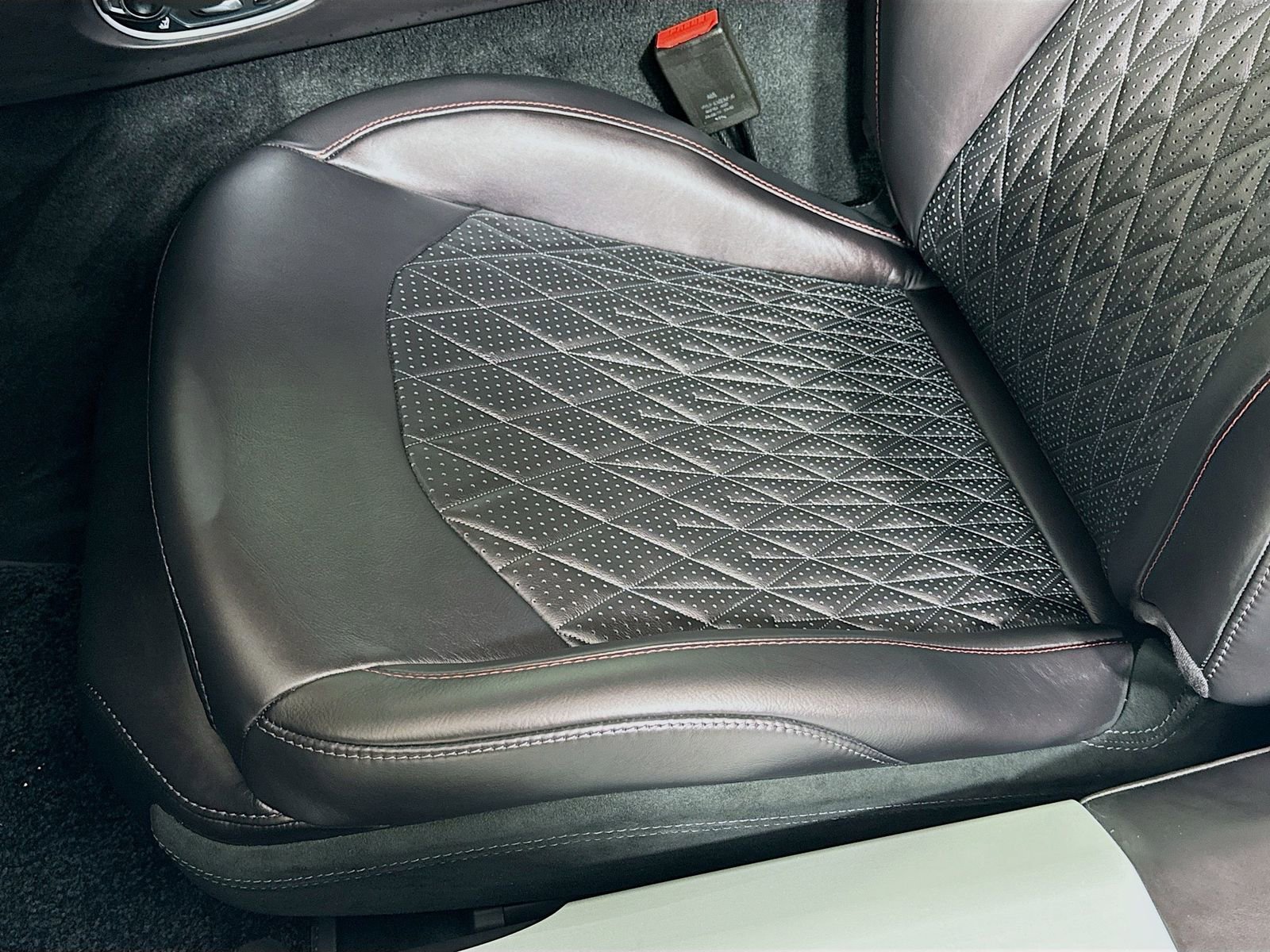 Used 2025 Aston Martin DB12 Coupe RWD image 18