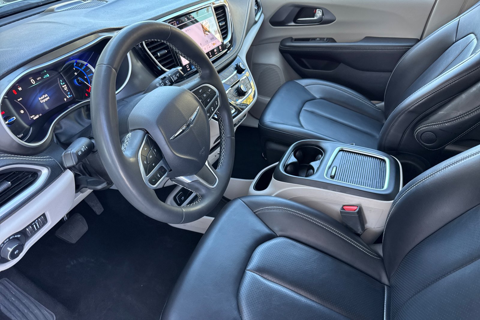 Used 2024 Chrysler Pacifica Limited FWD image 9