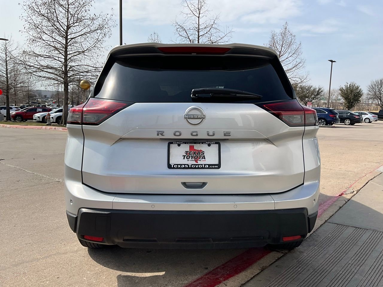 Used 2025 Nissan Rogue SV image 7