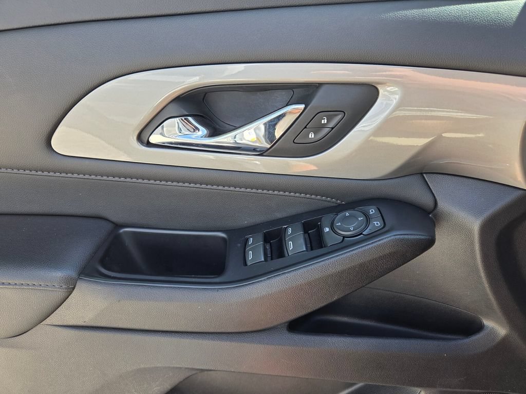 Used 2023 Chevrolet Traverse LT FWD image 23