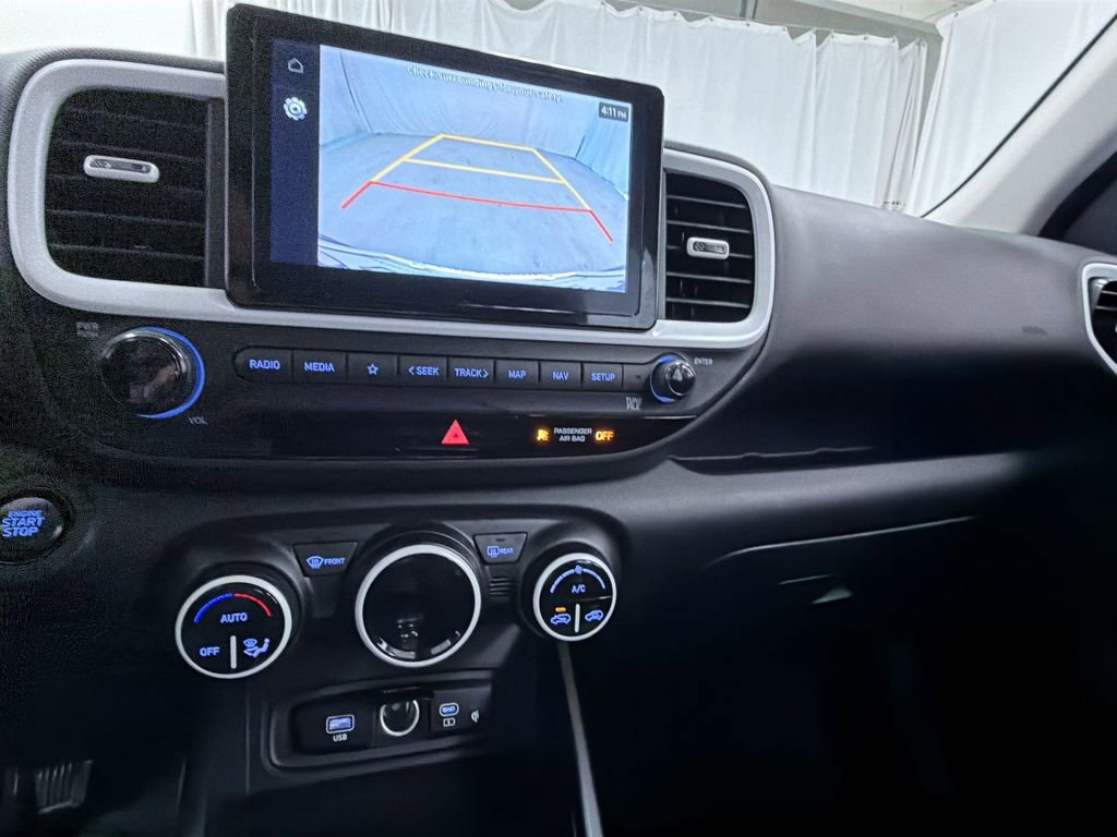 Used 2023 Hyundai Venue Limited image 10