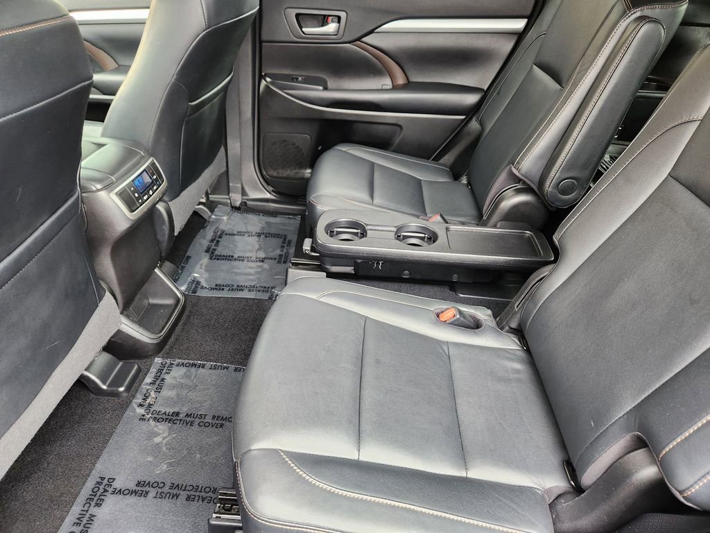 Used 2018 Toyota Highlander XLE image 29