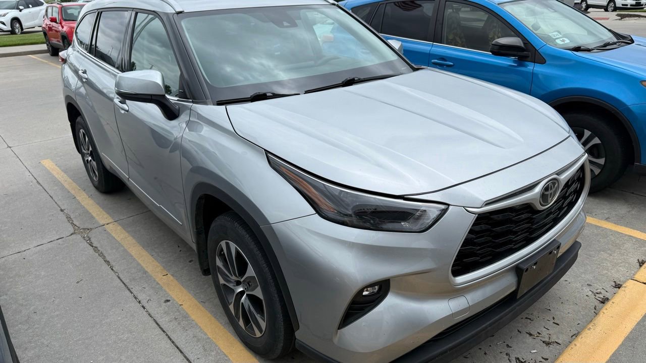 Used 2022 Toyota Highlander XLE AWD/4WD image 5
