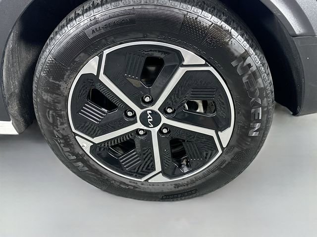 Used 2023 Kia Niro LX image 28