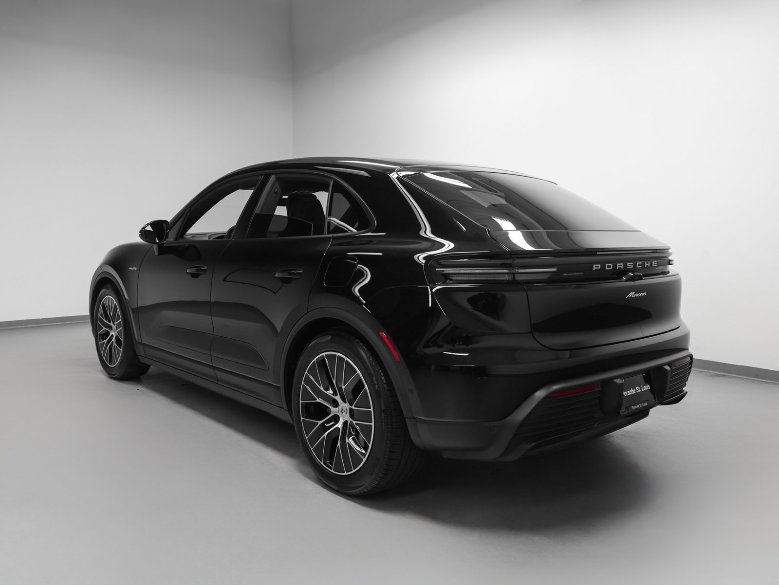 Certified 2025 Porsche Macan Electric RWD image 3