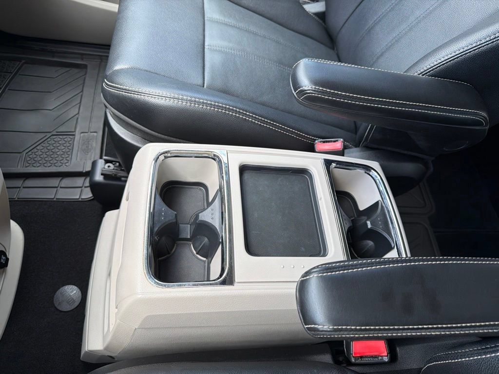 Used 2014 Chrysler Town & Country Touring FWD image 22