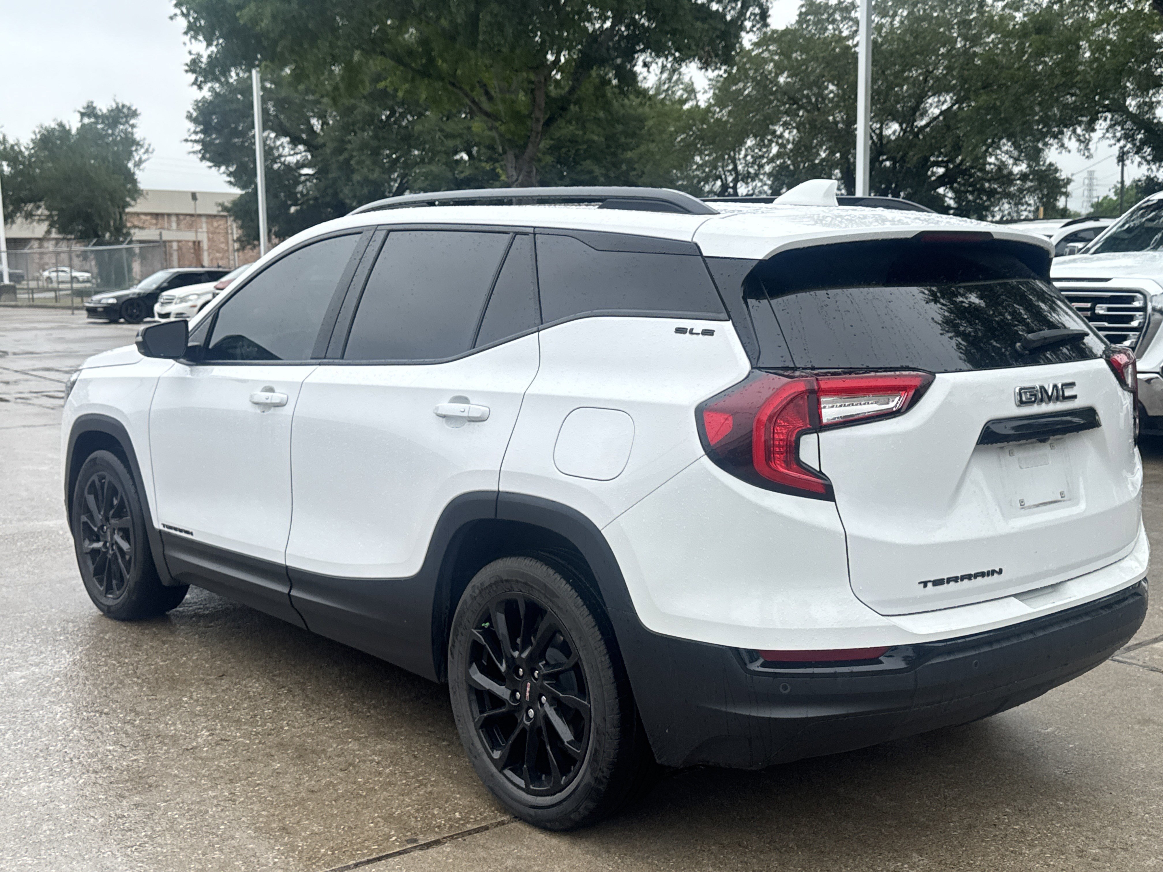 Used 2024 GMC Terrain SLE w/ Driver Convenience Package FWD image 11