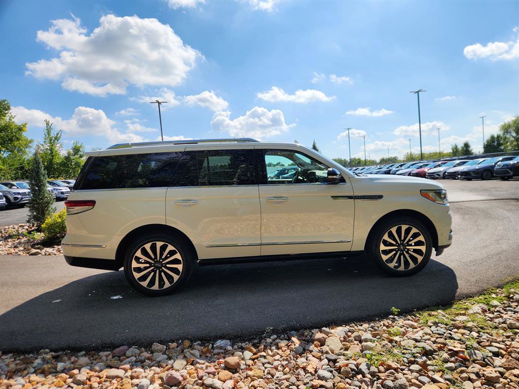 Used 2022 Lincoln Navigator Reserve image 6