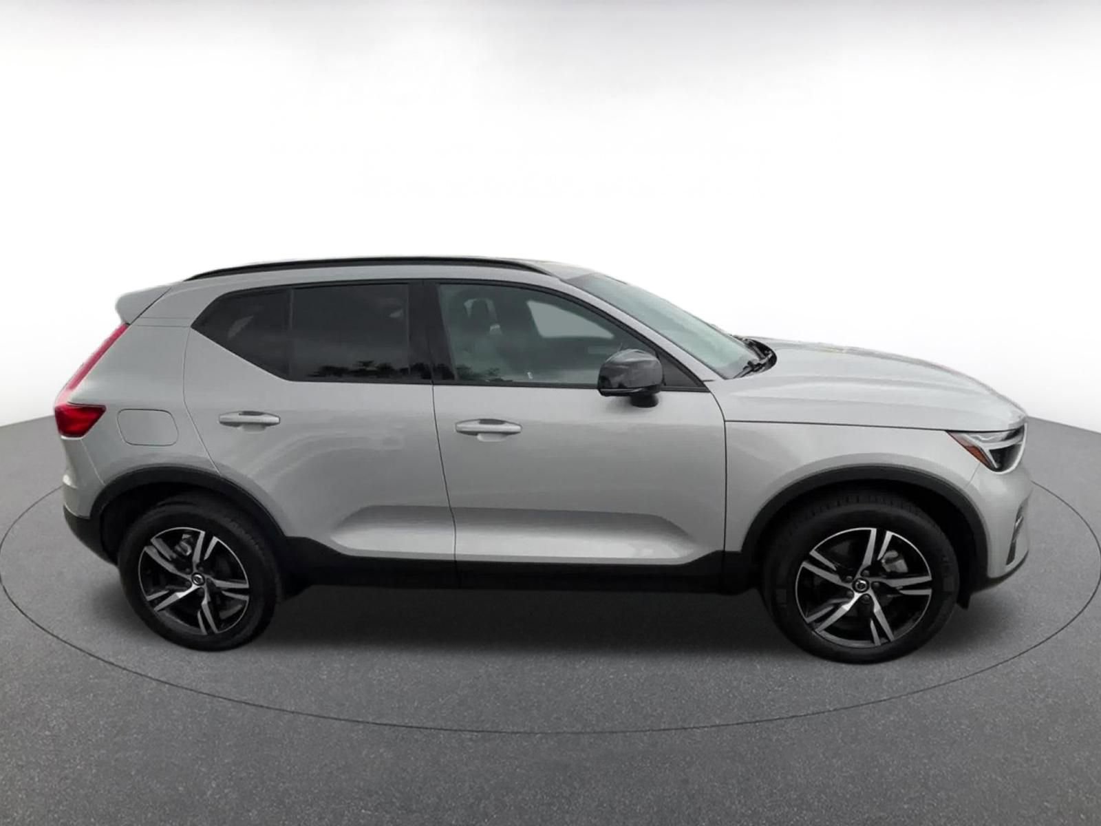 Used 2024 Volvo XC40 B5 Core AWD/4WD image 16