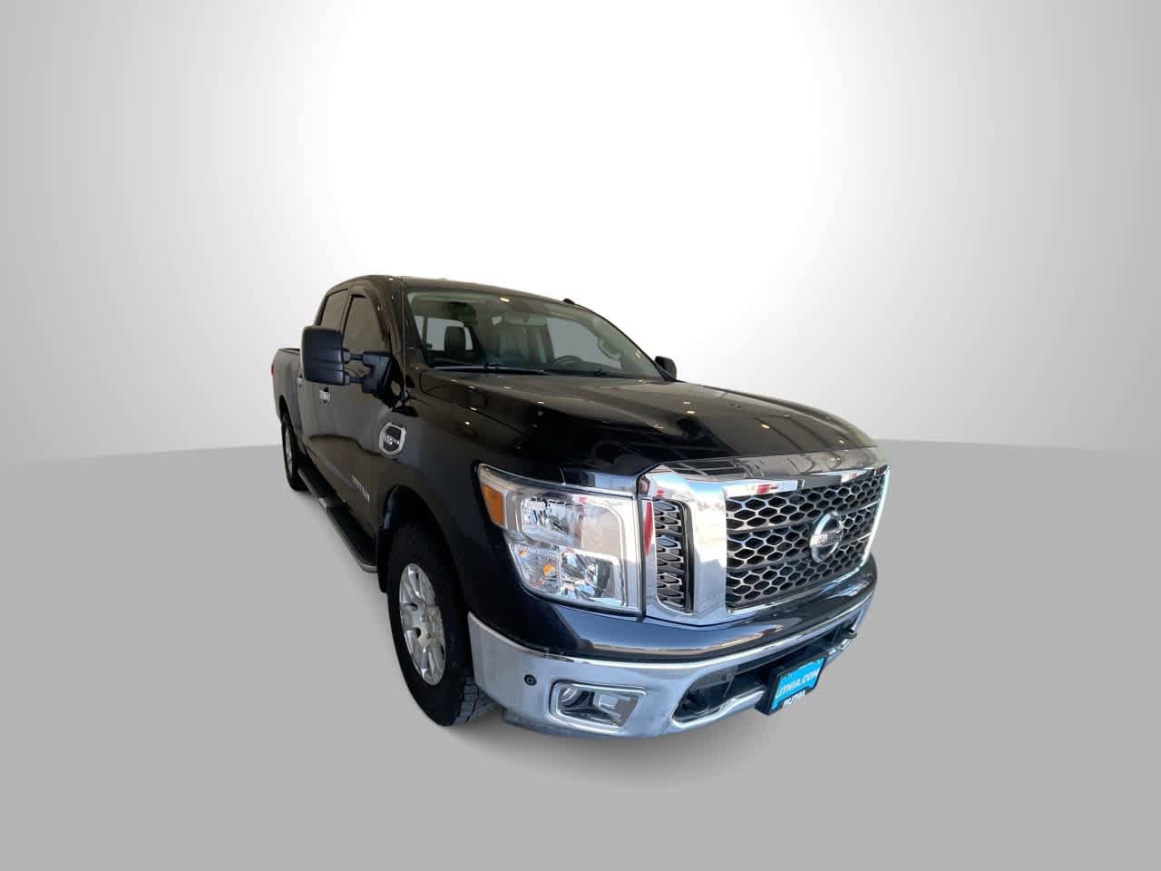 Used 2017 Nissan Titan SV AWD/4WD image 2